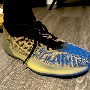 Yeezy 700 blue and tan Mnvn brand new